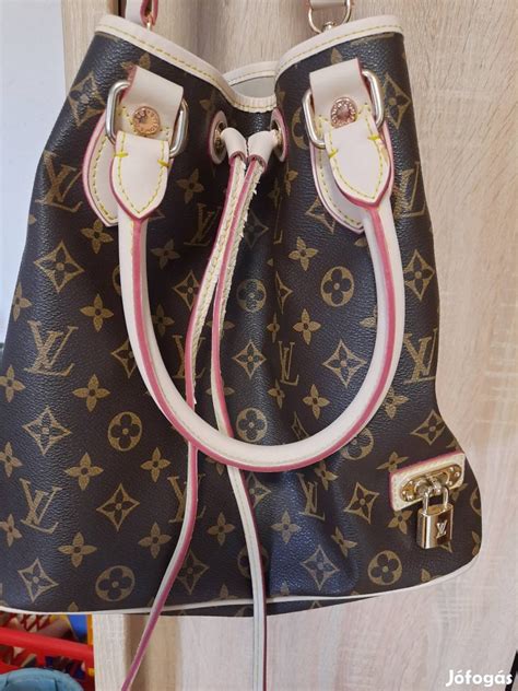 Louis Vuitton egyszínű táskák eladók .